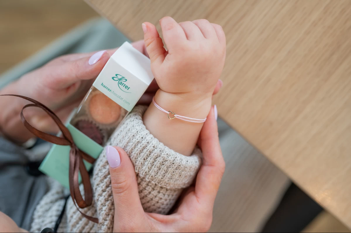 Brățară cu șnur Inimă bebeluș contur din aur roz 14K