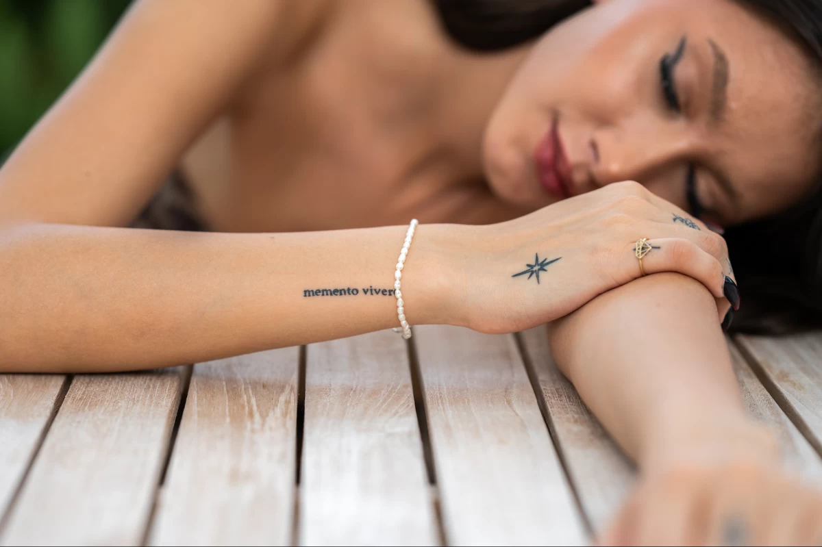 Brățară albă cu perle mici