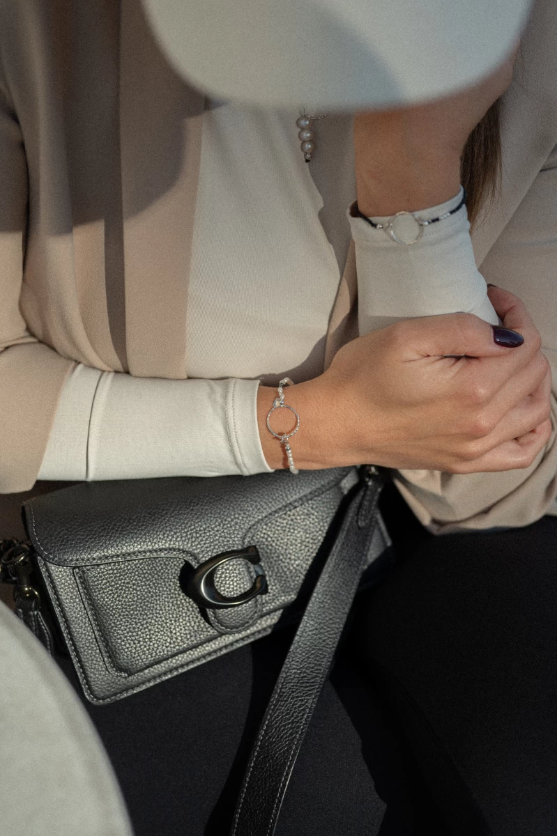 Brățară din argint 925 cu perle albe și pandantiv cerc gravat